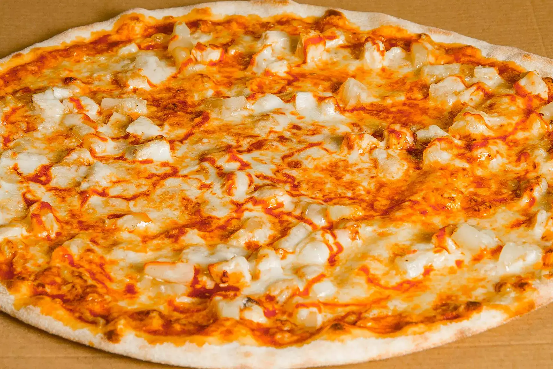 Göremen pizzoissa ei juustoa säästellä.